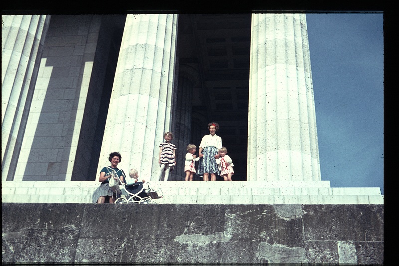 29.Walhalla jul 1966 Ilse,Mama,Brigitte,Marion,Peter.JPG
